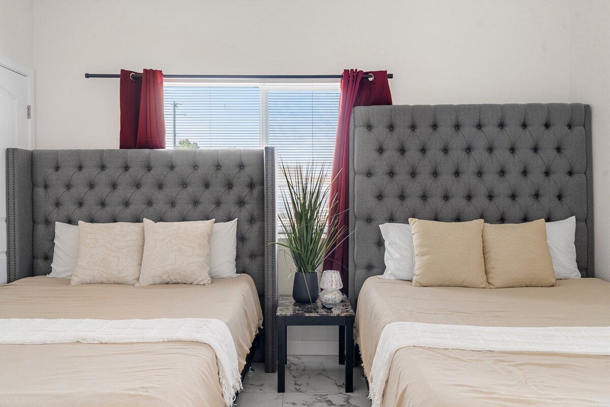 საძინებელი 2: 2 საწოლი 152×203 სმ ზომით და ლეიბები წყალგაუმტარი და ბაღლინჯოსგან დაცული ლეიბის დამცავით.