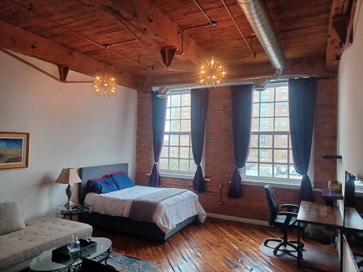 Vibrant Loft W/ Amazing Atmosphere! - Detroit