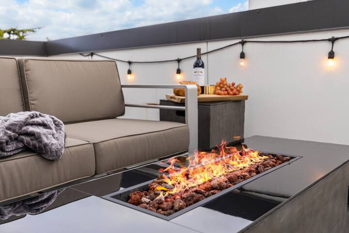 West Seattle. Easy Airport/Dwntwn. Rooftop Deck. gallery image 2