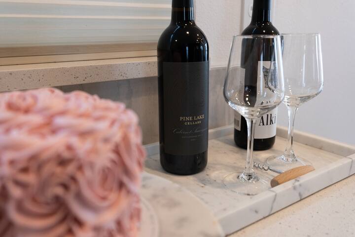 West Seattle. Easy Airport/Dwntwn. Rooftop Deck. gallery image 5