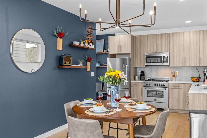 West Seattle. Easy Airport/Dwntwn. Rooftop Deck. gallery image 3