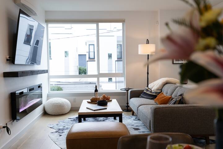 West Seattle. Easy Airport/Dwntwn. Rooftop Deck. gallery image 4