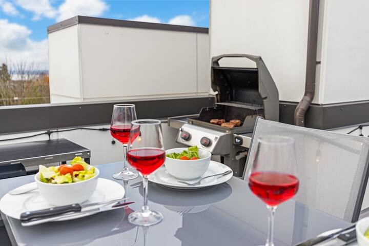 West Seattle. Easy Airport/Dwntwn. Rooftop Deck.