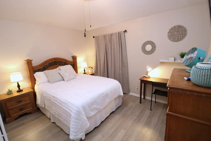 Kitanda Kikubwa/Meza ya Pembeni/Meza ya Kusomea