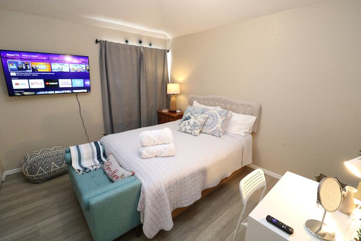 Kitanda Kikubwa /Sofa ya Kitanda /Meza ya Pembeni/Televisheni Janja