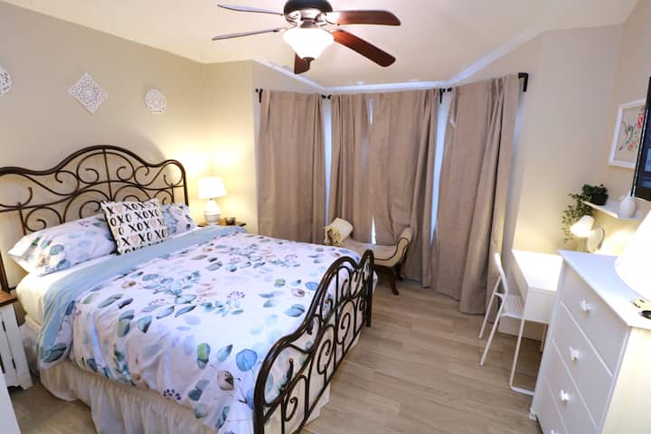 Kitanda Kikubwa/ Meza ya Pembeni/ Meza yenye Droo