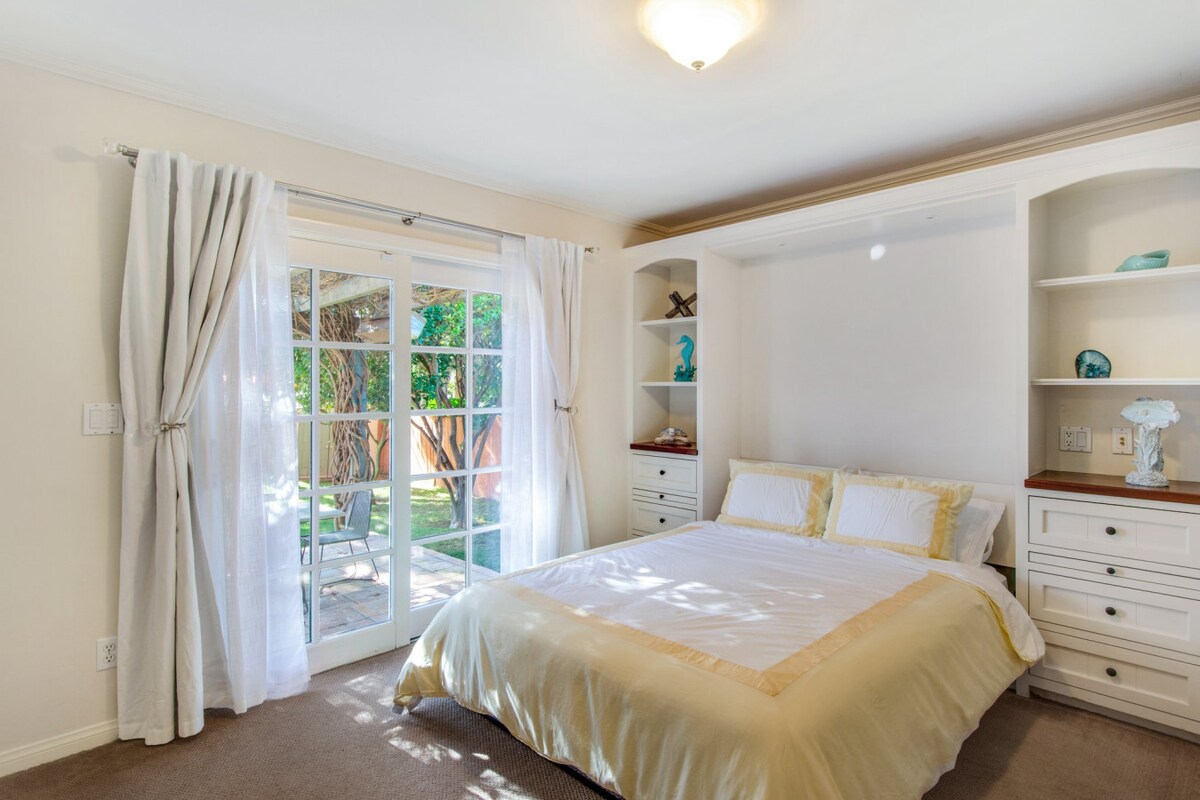 спална соба, со директен пристап до приватниот поплочен двор