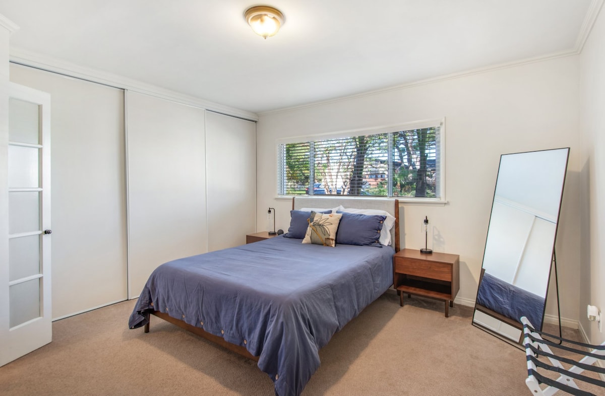 Спална соба 1: брачен кревет (широк 180 - 200 см), паметен телевизор