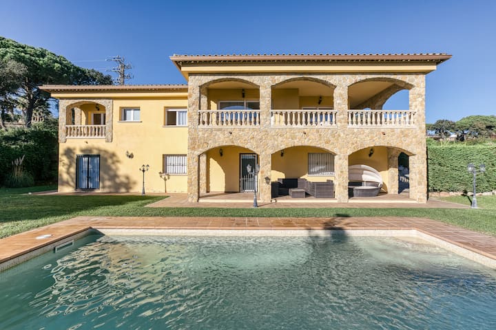 Villa Tiffany w pool and barbecue