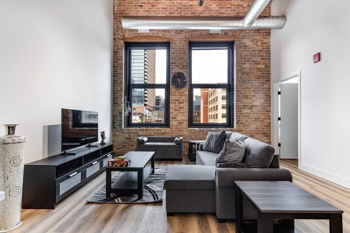 River North | Rooftop With In & Out Parking | 6