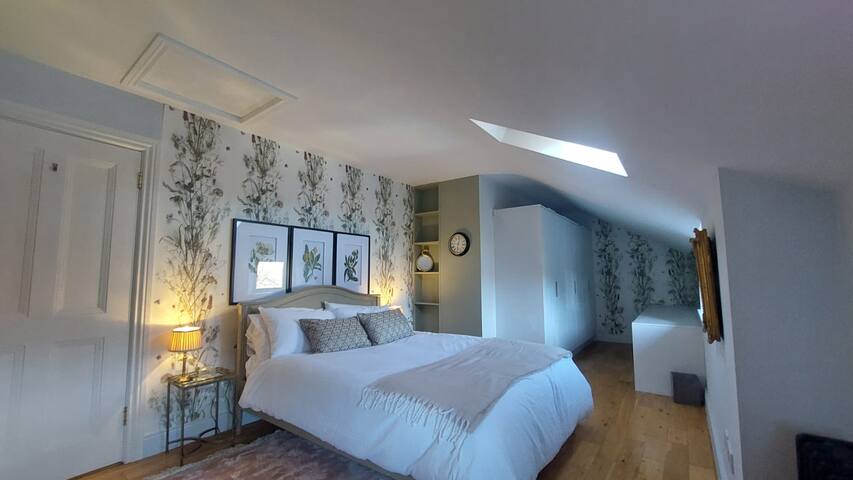 Stunning, Unique & Elegantly Refurbed Seafront 2BD gallery image 4