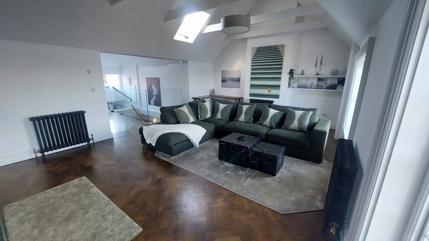 Stunning, Unique & Elegantly Refurbed Seafront 2BD gallery image 2