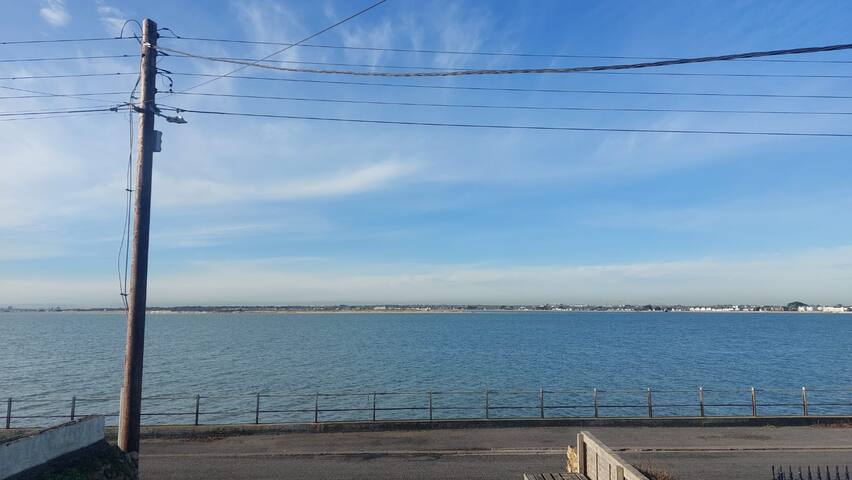 Stunning, Unique & Elegantly Refurbed Seafront 2BD gallery image 3