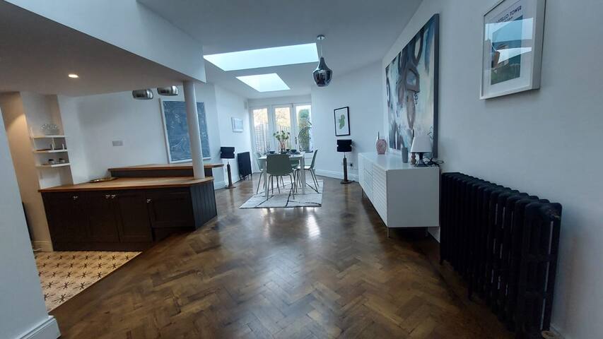 Stunning, Unique & Elegantly Refurbed Seafront 2BD gallery image 5