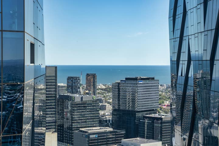 Sky-high 2br | Bay View W/ Pool & Gym - Melbourne