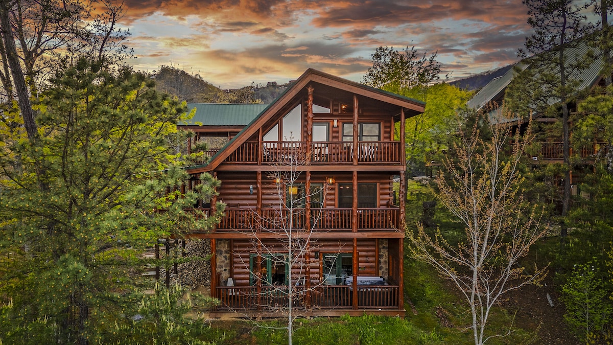 Running Bear: Luxury Cabin with Hot Tub & Theater