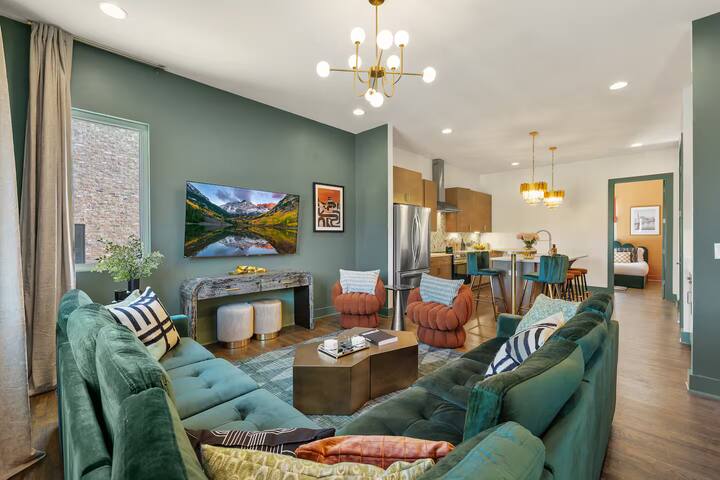 Luxury Nashville Stay! Rooftop Hot Tub, Sauna, Gym gallery image 3