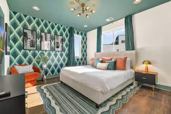 Spálňa 3 - Zažite dokonalú eleganciu v tejto ohromujúcej primárnej spálni s plyšovým matracom z pamäťovej peny veľkosti King, posteľnou bielizňou na úrovni hotela, zatemňovacími roletami, televízorom v izbe, útulným kútikom na čítanie a vlastnou kúpeľňou. Dokonalá kombinácia na pokojnú noc!