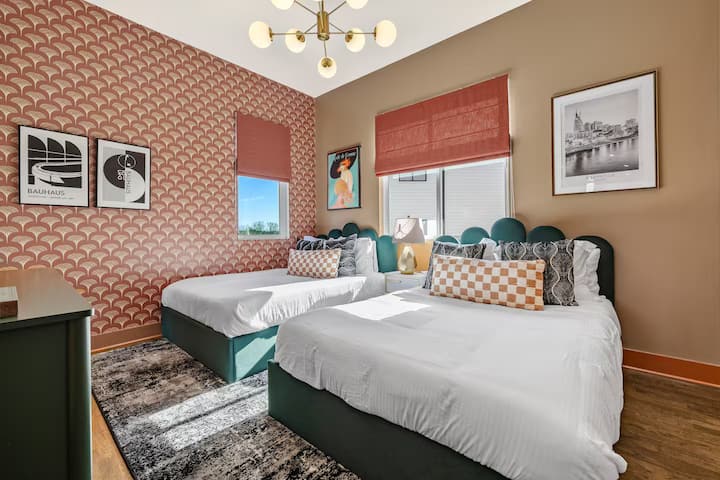 Spálňa 2 - Objavte našu útulnú spálňu s dvoma manželskými posteľami, štýlovým osvetlením a elegantnou výzdobou. Užite si pokojné noci na pohodlných matracoch a mäkkej posteľnej bielizni, ktoré sú ideálne na rodinné pobyty alebo pobyty priateľov.