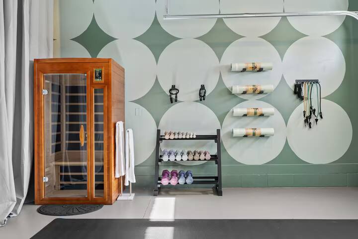 Luxury Nashville Stay! Rooftop Hot Tub, Sauna, Gym gallery image 5