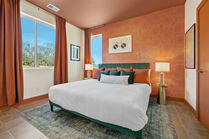 Spálňa 1 - Oddýchnite si vo svojej luxusnej manželskej posteli s plyšovým matracom z pamäťovej peny, oblečenej v chrumkavej, čistej posteľnej bielizni. Zatemňovacie rolety zaručujú pokojné noci, zatiaľ čo televízor v izbe a vlastná kúpeľňa zlepšujú váš útulný únik.