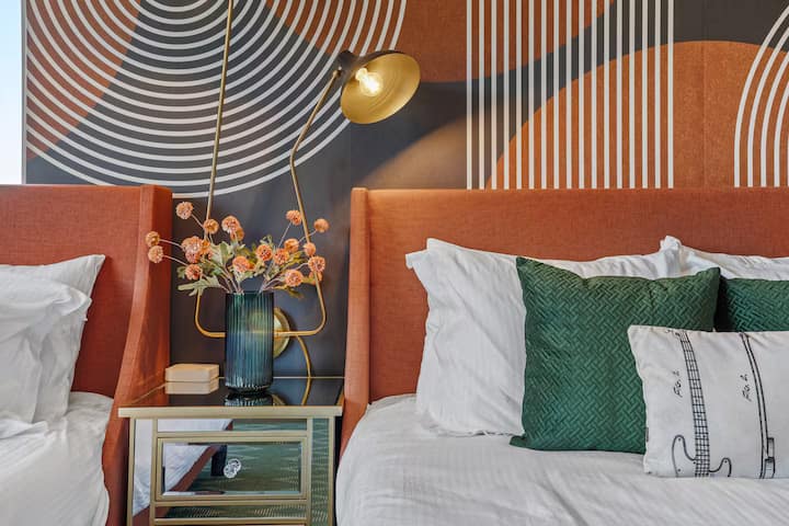 V každej izbe máme premyslený dizajn. Spálne majú plachty na úrovni hotela. Oddýchnite si v spálni 4 s 2 luxusnými posteľami v plnej veľkosti s vlastnou kúpeľňou, inteligentnou televíziou a nabíjacou stanicou.