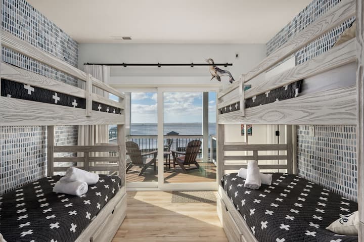 Hygge on the Bay - Luxury Water Front home with private pool, хидромасажна вана и док by Rather Be Properties