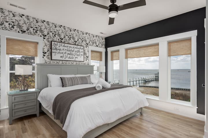 Hygge on the Bay - Luxury Water Front home with private pool, хидромасажна вана и док by Rather Be Properties