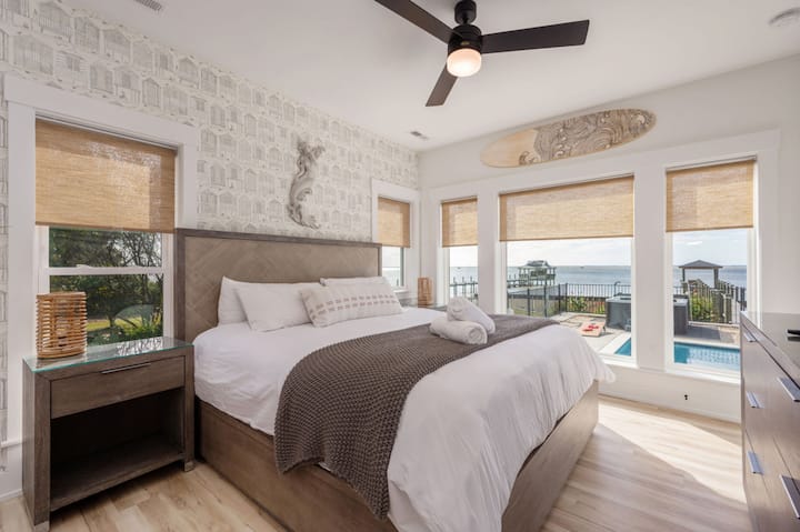 Hygge on the Bay - Luxury Water Front home with private pool, хидромасажна вана и док by Rather Be Properties