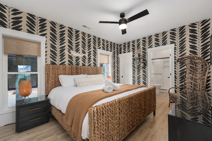 Hygge on the Bay - Luxury Water Front home with private pool, хидромасажна вана и док by Rather Be Properties