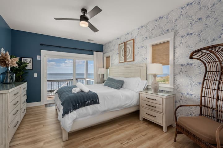 Hygge on the Bay - Luxury Water Front home with private pool, хидромасажна вана и док by Rather Be Properties