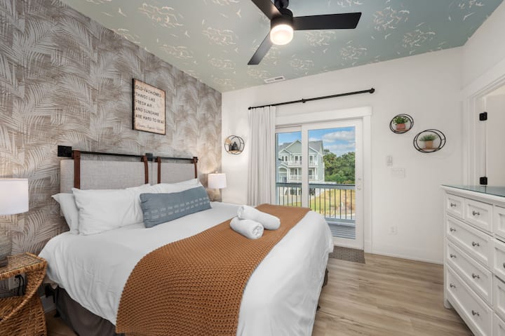 Hygge on the Bay - Luxury Water Front home with private pool, хидромасажна вана и док by Rather Be Properties