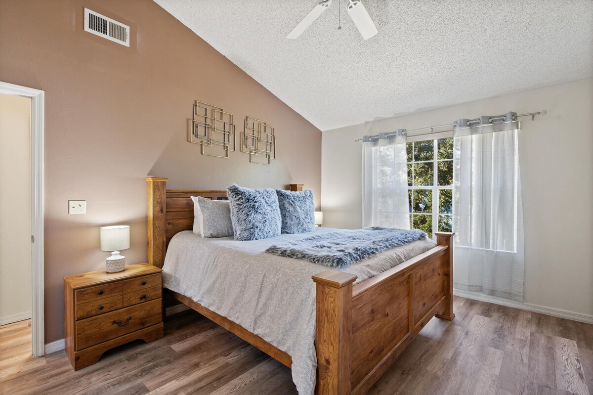 Spavaća soba s velikim bračnim krevetom i 1 spojenom kupaonicom