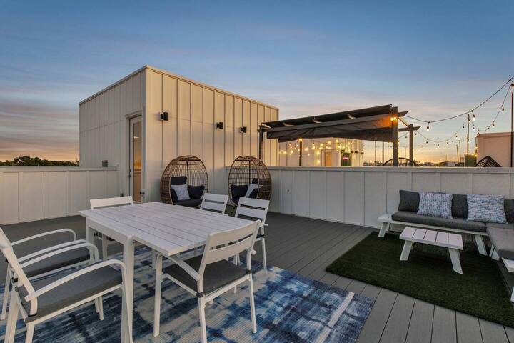 The Bluebird with skyline views gallery image 4