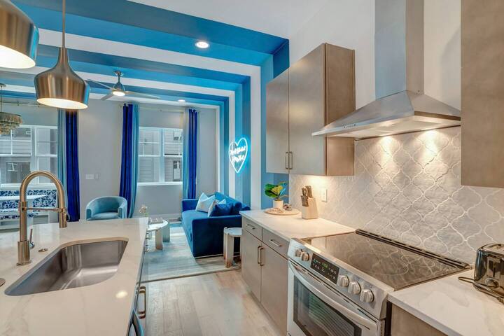 The Bluebird with skyline views gallery image 5