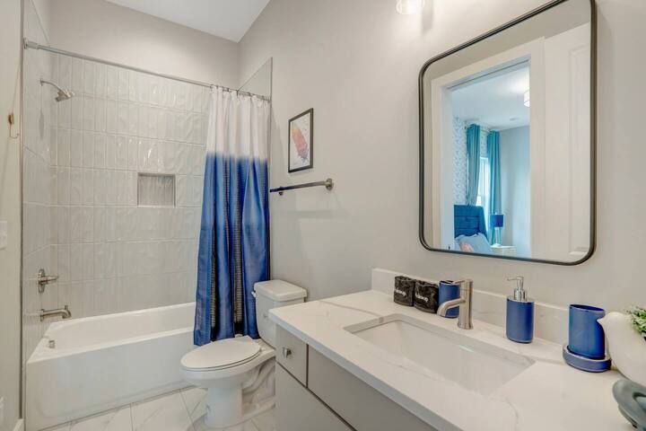 The Bluebird with skyline views gallery image 2