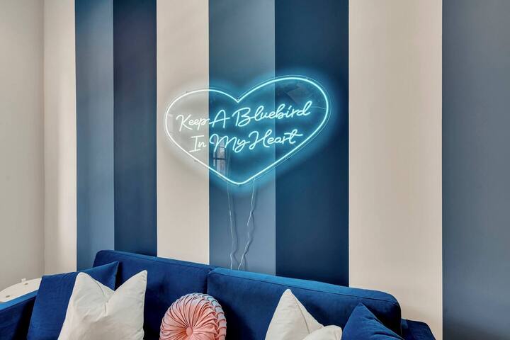 The Bluebird with skyline views gallery image 3