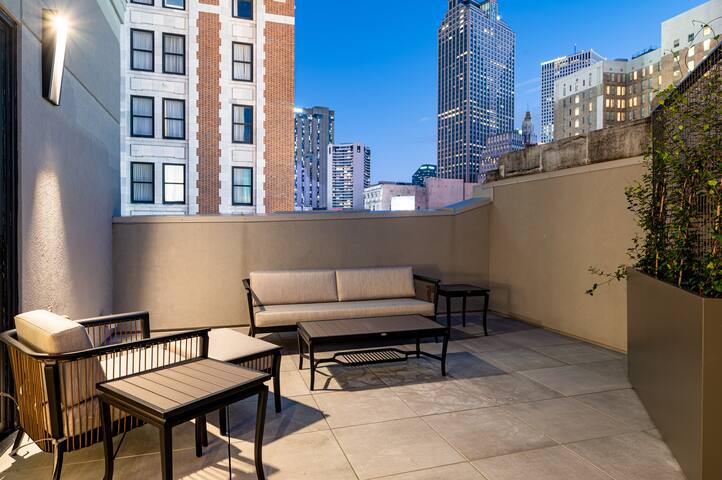 3BR Lavish Penthouse + Canal St Private Patio gallery image 4