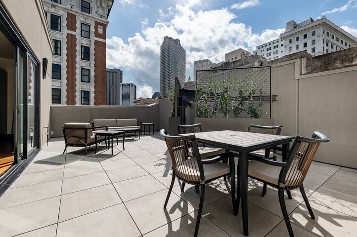 3BR Lavish Penthouse + Canal St Private Patio gallery image 2