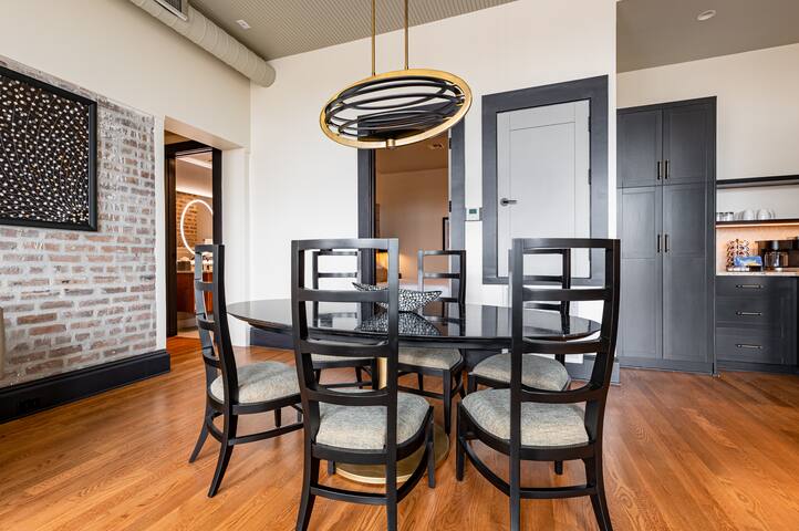 2BR Canal St Charm: Elegant Space | The Mayfair gallery image 4