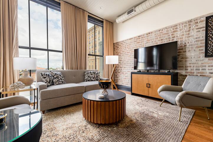 2BR Canal St Charm: Elegant Space | The Mayfair gallery image 2