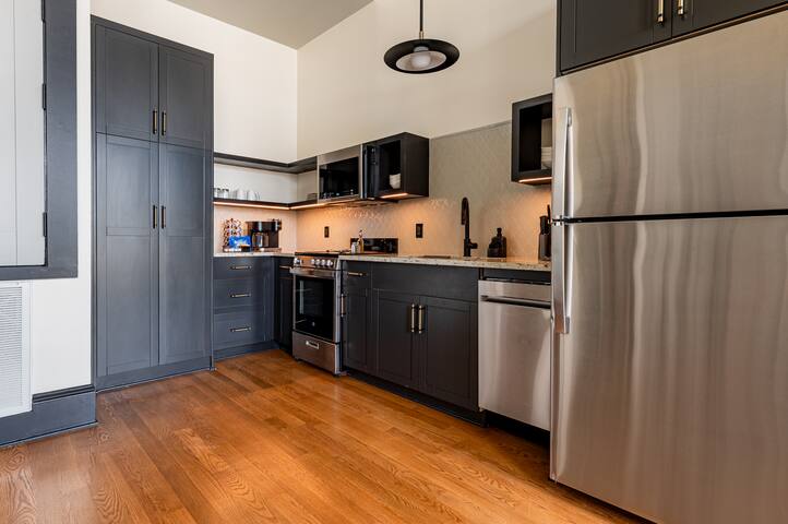 2BR Canal St Charm: Elegant Space | The Mayfair gallery image 5