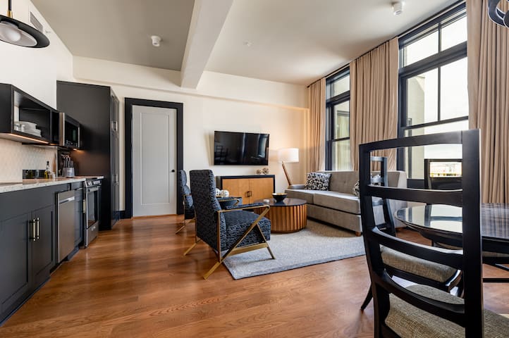 2BR Getaway in Iconic Downtown | Mayfair Hotel