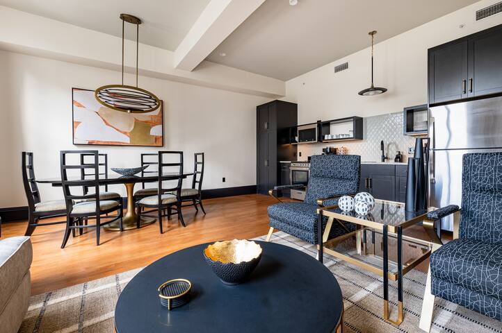 2BR Cityscape 2 Blocks to Bourbon St | The Mayfair gallery image 3