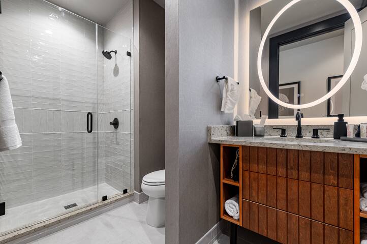 2BR Cityscape 2 Blocks to Bourbon St | The Mayfair gallery image 4