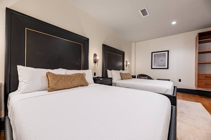 Large 4BR for 14 in Prime Location | The Mayfair gallery image 5