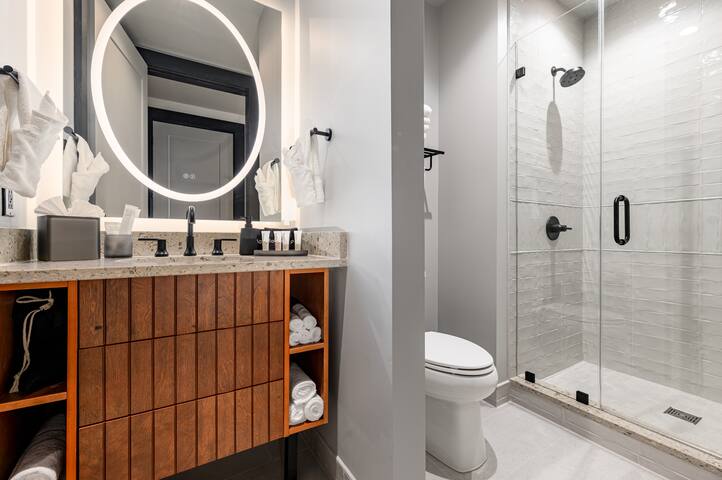 Large 4BR for 14 in Prime Location | The Mayfair gallery image 3