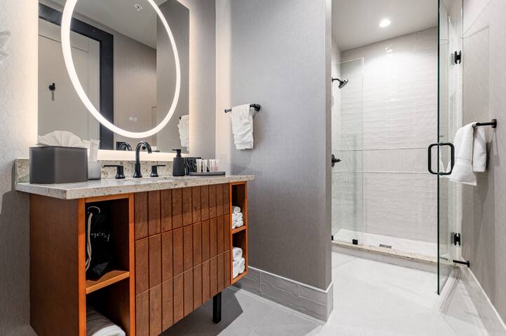 4BR Group Space for 16 Near Bourbon | The Mayfair gallery image 3