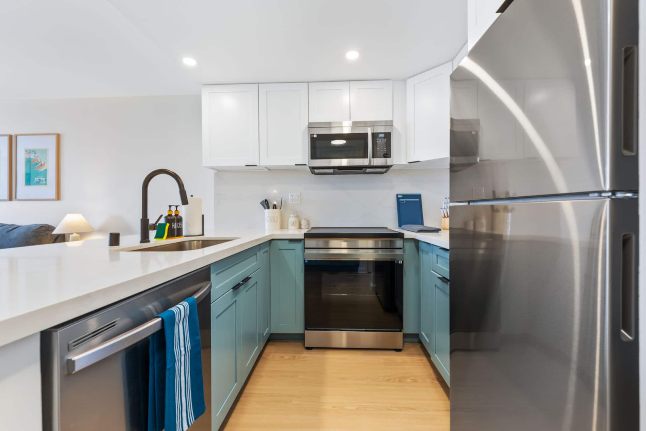 *Oceanfront Renovated Getaway in Waikiki - Image 11