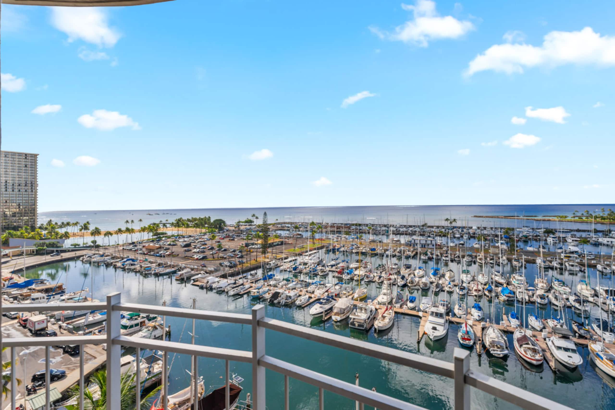 *Oceanfront Renovated Getaway in Waikiki - Image 25